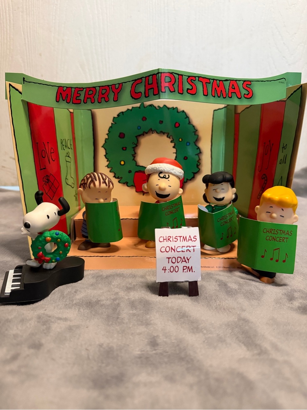 2013 Peanuts Christmas School Choir Concert Figure Set and Stage